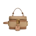 Braune Zylindertasche aus Leder und Strohgeflecht mit goldenen Beschlägen und Griff - Milchtee Aprikose
