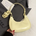 Sac hobo jaune clair en cuir ciré avec forme de lune et deux sangles sur un blazer gris - Sans Pendentif / Jaune