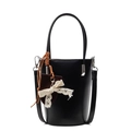 Elegante bolso bombonera de cuero negro con asas y colgante decorativo de encaje blanco - Negro