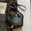 Bolso saco de tejido negro minimalista para mujer con detalles dorados finos - Negro - Sin Colgante