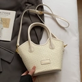 Bolso tipo cubo de cuero trenzado blanco crema con asa y correa de hombro ajustable - Blanco Roto - Sin Colgante