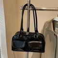 Sac Boston en cuir verni noir brillant avec deux poches avant et doubles poignées - Noir - Sans Pendentif