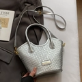 Bolso bombonera tejido plateado con acabado metálico y correa de hombro ajustable - Plata - Sin Colgante