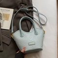 Elegante bolso de cubo trenzado azul claro con asa superior y correa ajustable - Azul Claro (Sin Colgante)