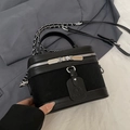 Borsa a scatola nera vintage con trame opache e lucide, manico superiore e tracolla a catena - Senza Ciondolo / Nero