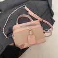 Borsa a scatola rosa in pelle martellata con elegante targhetta MAO e catena - Senza Ciondolo / Rosa