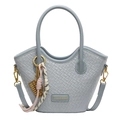 Sac à main tressé bleu-gris clair avec bordure ondulée et plaque logo dorée - Bleu Clair Avec Pendentif Boulier & Raquette