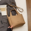 Borsa a secchiello color cammello con trama litchi, manici e tracolla rimovibile - Senza Ciondolo / Cachi