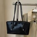 Bolso cubo minimalista en piel negra brillante con detalles plateados y nudos finos - Sin colgante / Negro