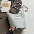 Sac seau chic vert menthe clair avec texture litchi et fine bandoulière en cuir - Bleu - Sans Pendentif