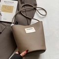 Sac seau en cuir marron à motif litchi avec étiquette blanche et bandoulière cordon - Gris Éléphant - Sans Pendentif