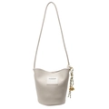 Sac seau beige texture litchi avec foulard en soie rayé et breloque chien doré élégante - Blanc + Pendentif