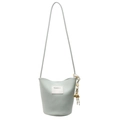Sac seau vert menthe avec texture litchi et breloque lion sur fond blanc pur - Vert + Pendentif