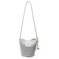 Sac seau chic gris-bleu clair avec texture litchi et bandoulière minimaliste - Bleu + Pendentif