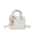 Elegante witte handtas met visschubbenpatroon, zijden sjaalhandvat en gouden hangers - Wit
