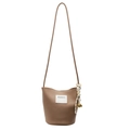 Sac seau marron clair avec texture litchi, étiquette HAMIROO et bandoulière fine - Kaki + Pendentif