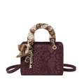 Elegante bordeauxrode handtas met slangenmotief, decoratieve sjaal en goud metaal - Rood