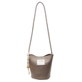 Sac seau taupe motif litchi avec étiquette blanche et pendentif tête de lion - Gris Éléphant + Pendentif