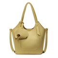 Bolso tipo cubo amarillo con textura litchi, correa bandolera y colgante de elefante - Amarillo