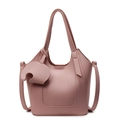 Bolso tipo cubo rosa en piel granulada con asas, bandolera y colgante de elefante - Rosa