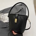 Minimalistische schwarze Beuteltasche mit Goldverschluss und Textur für den Alltag - Einfacher Stil / Schwarz