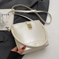 Minimalistische beige Umhängetasche in Eimerform mit goldenen Beschlägen - Einfacher Stil / Gebrochenes Weiß