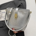 Schicke silberne Beuteltasche mit Faltenstruktur und goldenem Schloss für Damen - Einfacher Stil / Silber