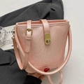 Schicke rosa Beuteltasche mit Lederstruktur, goldenem Drehverschluss und Riemen - Einfacher Stil / Rosa