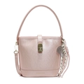 Sac seau rose clair minimaliste avec détails dorés et charm de raquette de tennis tressé - Style pendentif / Rose
