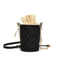 Elegante bolso tipo cubo acolchado negro con cadena dorada y cierre de cordón - Negro