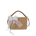 Bolso de paja beige con asa de cuero marrón y lazo de malla blanca con flecos de perlas - Caqui + Lazo de Perlas y Malla
