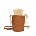 Bolso tipo cubo acolchado marrón con cadena dorada y cierre de cordón de lona beige - Marrón