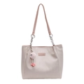 Bolso tote grande blanco roto con asas de cuero rosa y un tierno pompón rosa - Rosa