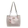 Bolso tote minimalista blanco crema en cuero texturizado con colgante de peluche - Caqui