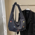 Dunkelblaue Denim Hobo-Tasche mit bunten Stickereien und OOMTAO-Markenlogo für Damen - Denim Blau - Ohne Anhänger