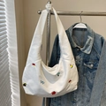 Weiße bestickte Canvas-Hobo-Tasche mit bunten Symbolen und breitem Schultergurt - Off-White - Ohne Anhänger