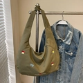 Armeegrüne Canvas Hobo-Tasche mit Vintage-Stickerei und breitem Schultergurt - Grün - Ohne Anhänger