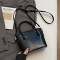 Sac seau noir brillant chic avec poignée perlée et logo doré élégant - Sans Pendentif / Noir