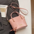 Sac seau rose avec poignée à perles et finitions dorées sur une veste grise - Sans Pendentif / Rose