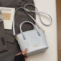 Sac seau bleu clair avec détails dorés sur costume sombre, design bandoulière chic - Sans Pendentif / Bleu clair