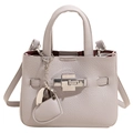 Sac seau beige en cuir grainé avec fermoir rotatif argenté et breloque coeur - Gris sans Pendentif
