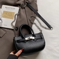 Sac seau noir minimaliste à texture litchi avec fermoir rotatif argenté et chaîne - Noir