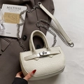 Mini sac seau crème en cuir grainé avec bandoulière chaîne argentée et fermoir pivotant - Blanc Cassé