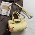 Sac seau minimaliste jaune pâle avec fermoir tournant argenté et chaîne - Jaune