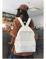 Détails de la texture en toile et de la poche avant zippée du sac à dos blanc de loisirs - L / Blanc