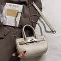 Sac seau beige avec texture litchi, boucle en métal argenté et bandoulière chaîne - Champagne