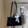 Sac bandoulière en cuir noir brillant avec un nœud en dentelle blanche sur le rabat - Sans Pendentif / Noir