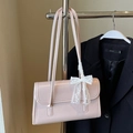 Sac enveloppe en cuir verni rose avec un charmant nœud en dentelle blanche - Sans Pendentif / Rose