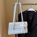 Sac bandoulière en cuir verni bleu clair avec nœud en dentelle blanche et design épuré - Sans Pendentif / Bleu