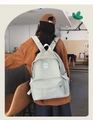Vue arrière du sac à dos léger vert menthe porté par un mannequin dans un café - L / Vert